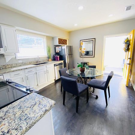 No Ho Yellow Door Bungalow Tampa Extérieur photo